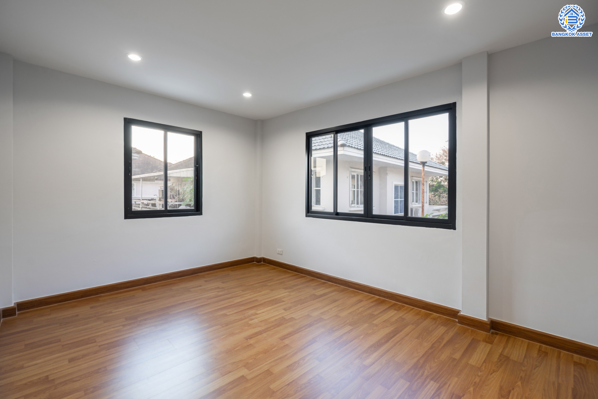 บ้านมือสองตกแต่งใหม่ ม.ชัยพฤกษ์ บางบัวทอง บ้านเดี่ยว หลังมุม แบรนด์ LH เนื้อที่ 92.3 ตร.ว. ฟังก์ชัน 3 ห้องนอน 4 ห้องน้ำ 1 ห้องแม่บ้าน จอดรถได้ถึง 3 คัน มีพื้นที่บริเวณบ้านกว้างขวางกว่า 195 ตร.ม. พร้อม Facilities ครบครัน บนทำเลเดินทางสะดวก ติดถนนบางกรวย-ไทรน้อย ใกล้เซ็นทรัลเวสต์เกต และรถไฟฟ้าสายสีม่วง "สถานีบางพลู"